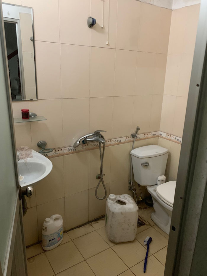 Nhà vệ sinh với các thiết bị cũ và ẩm thấp