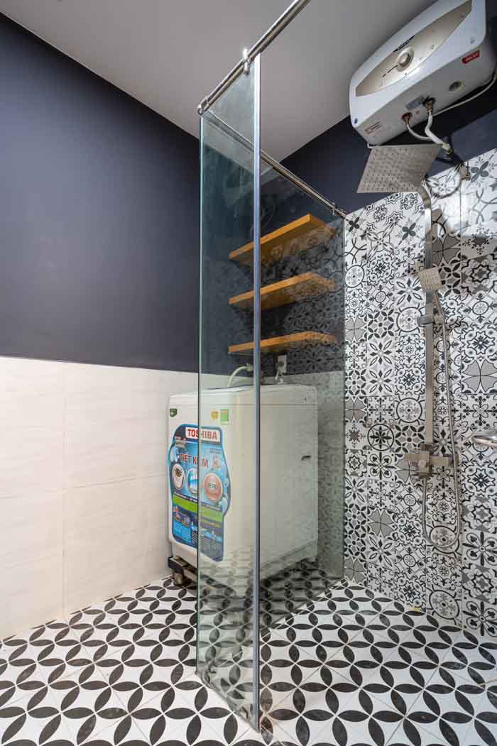 Phòng tắm kính và máy giặt trong một không gian