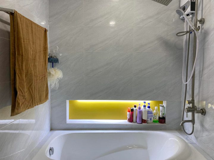 Thiết kế phòng tắm với bồn tắm nhỏ gọn gàng