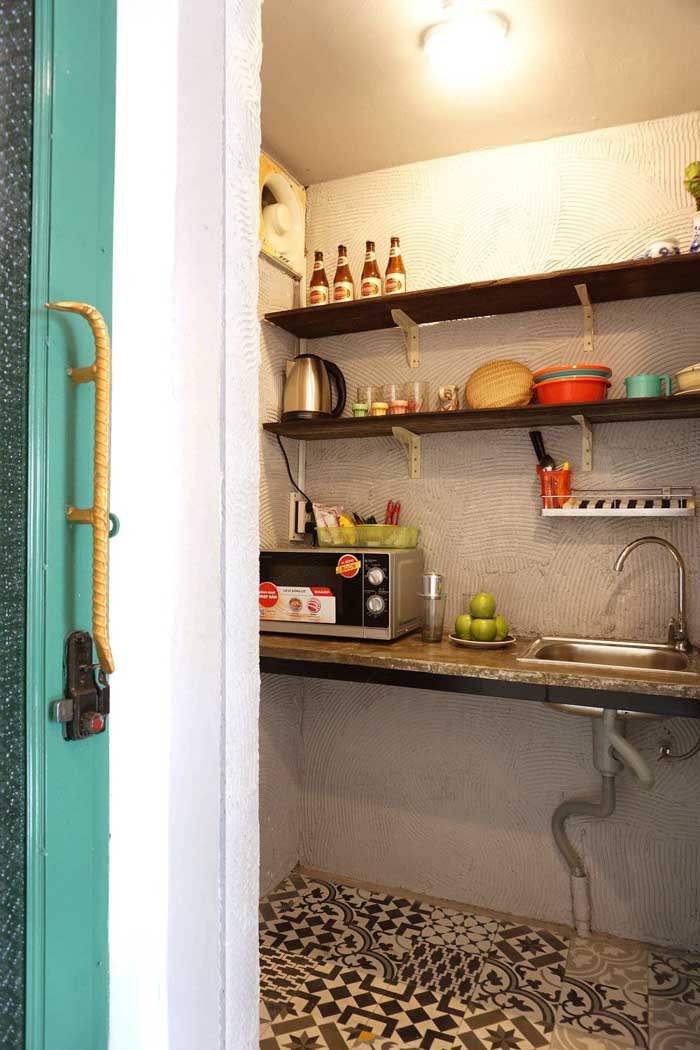 Căn bếp nhỏ ấm cúng đủ đảm bảo không gian nấu nước cho gia chủ